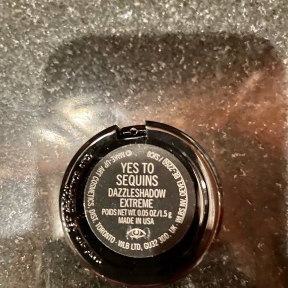 MAC Cosmetics DAZZLESHADOW extreme - Picture 2 of 3